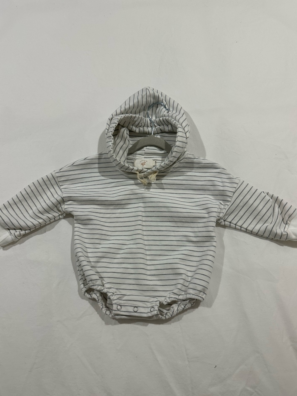 Striped ALICE & CO Hooded Baby Bodysuit/sweater - White & Gray 0-6mo NEW